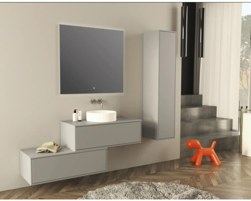 Modernes Badezimmer mit Waschbecken, Spiegel und Unterschrank in einem hellen Design.