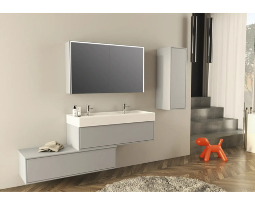 Badezimmer mit Waschtisch, Spiegelschrank und Hochschrank