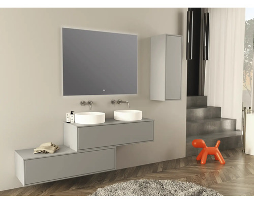 Badezimmer mit Doppelwaschtisch, Spiegel, Waschbecken, Unterschrank und Hochschrank