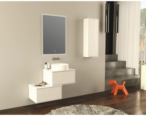 Modernes Badezimmer mit Waschbecken, Spiegel, Unterschrank und Hochschrank.
