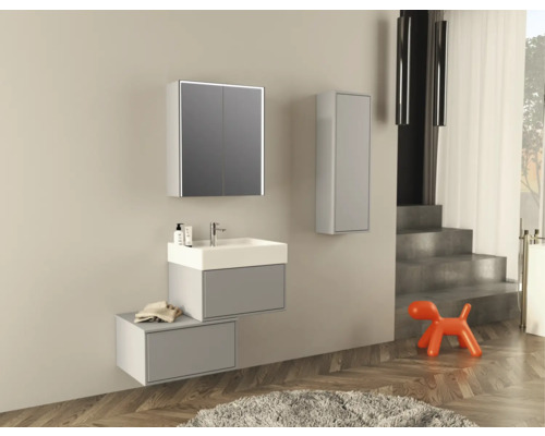 Badezimmer mit Spiegelschrank, Waschtisch, Hängeschrank und Dekorationsgegenständen