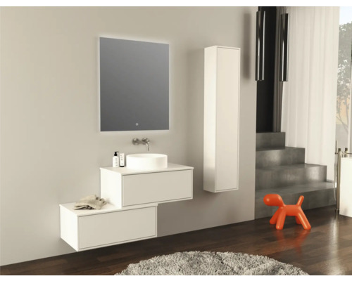 Modernes Badezimmer mit Waschbecken, Spiegel, Unterschrank und Hochschrank