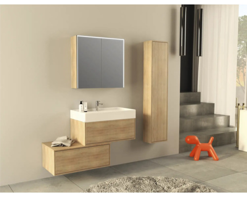 Badezimmer mit Waschtisch, Spiegelschrank und Hochschrank in Holzoptik