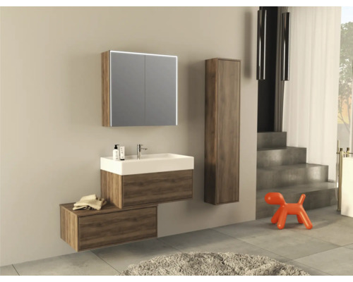 Modernes Badezimmer mit Waschtisch, Spiegelschrank, Hochschrank und Dekoration