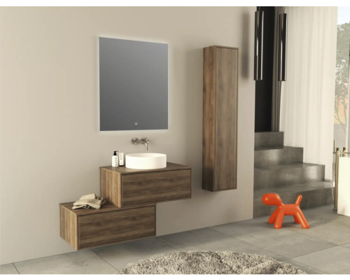 Modernes Badezimmer mit Waschtisch, Spiegel, Hochschrank und Dekoration