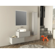 Modernes Badezimmer mit Waschbecken, Spiegel, Unterschrank und Hochschrank.