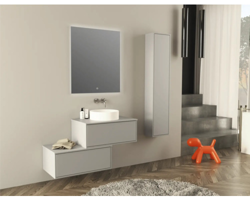 Modernes Badezimmer mit Waschbecken, Spiegel, Unterschrank und Hochschrank.