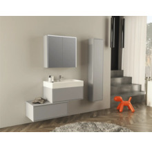 Modernes Badezimmer mit Waschbeckenunterschrank, Spiegelschrank und Hochschrank