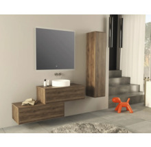 Modernes Badezimmer mit Waschbeckenunterschrank, Spiegel, Waschbecken und Hochschrank