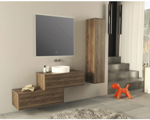 Modernes Badezimmer mit Waschbeckenunterschrank, Spiegel, Waschbecken und Hochschrank