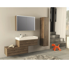 Modernes Badezimmer mit Waschtisch, Spiegelschrank und Hochschrank in Holzoptik.