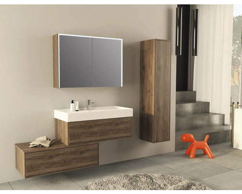 Modernes Badezimmer mit Waschtisch, Spiegelschrank und Hochschrank in Holzoptik.