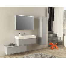 Modernes Badezimmer mit Waschtisch, Spiegelschrank, Hochschrank und orangefarbener Dekofigur
