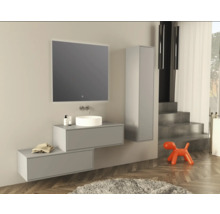 Modernes Badezimmer mit Waschbecken, Spiegel, Unterschrank und Hochschrank