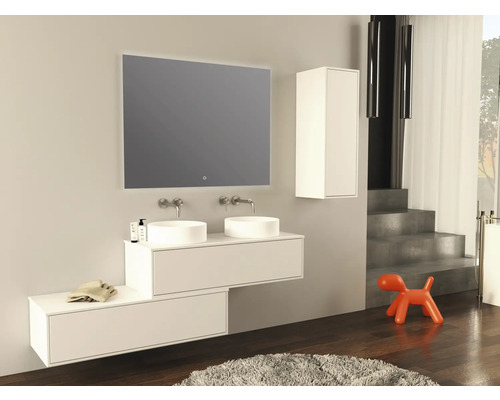 Modernes Badezimmer mit Doppelwaschbecken, Spiegel mit Beleuchtung und Hängeschrank