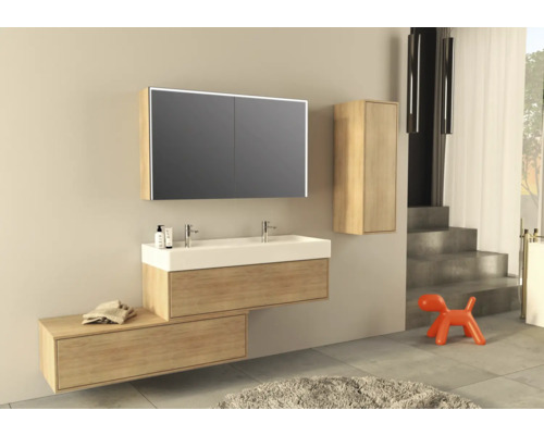 Badezimmer mit Waschtisch, Spiegelschrank, Unterschrank und Hochschrank in Holzoptik