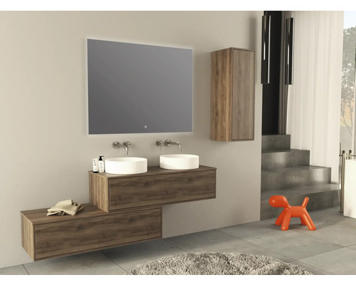 Badezimmer mit Doppelwaschtisch, Spiegel, Waschtischunterschrank und Hängeschrank in Holzoptik