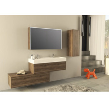 Modernes Badezimmer mit Waschtisch, Spiegelschrank und Hochschrank in Holzoptik
