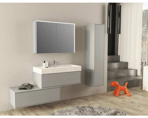 Modernes Badezimmer mit Waschtisch, Spiegelschrank mit Beleuchtung und Hochschrank