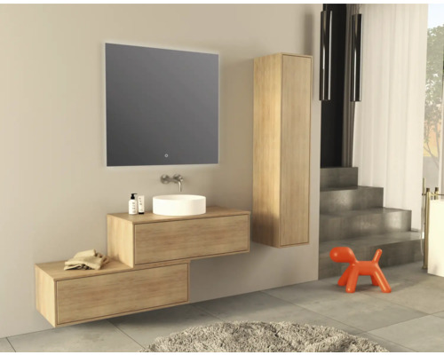 Modernes Badezimmer mit Waschtisch, Spiegel und Hochschrank in Holzoptik