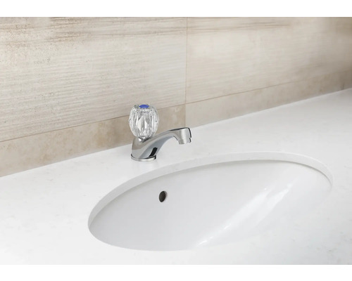 Aufnahme eines weißen Waschbeckens mit Wasserhahn im Badezimmer