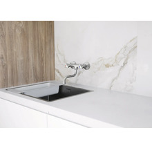 Küchenspüle mit Armatur und Abtropfbecken auf einer Arbeitsplatte
