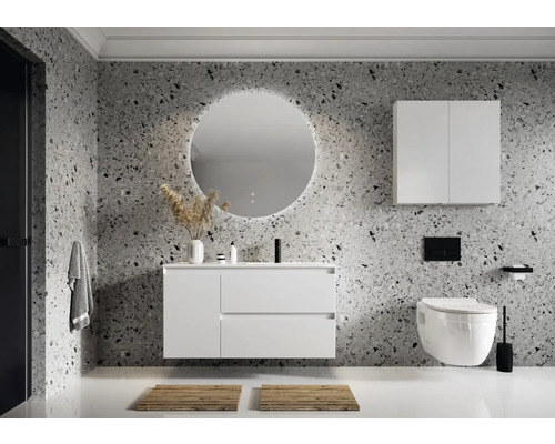 Modernes Badezimmer mit Waschtisch, Spiegel, Schrank, Toilette und Dekoration