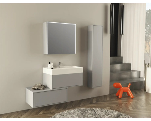 Modernes Badezimmer mit Waschbeckenunterschrank, Spiegelschrank und Hochschrank in einem hellen Design.