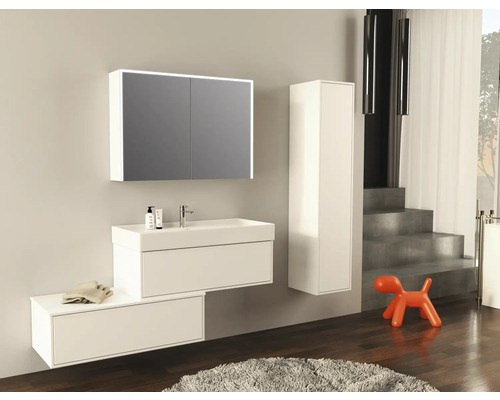 Modernes Badezimmer mit Waschbecken, Spiegelschrank mit Beleuchtung und Hochschrank