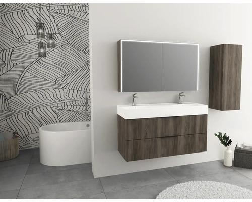 Modernes Badezimmer mit Waschtisch, Spiegelschrank und Hochschrank