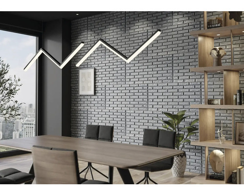 Besprechungsraum mit Esstisch, Stühlen und Regal vor einer Steinwand mit einer modernen Zickzack-Lampe