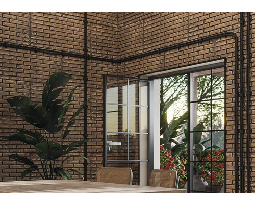 Innenraum mit Ziegelwand, Rohren und Tür mit Glas