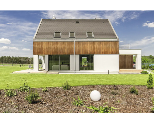 Modernes Haus mit Holzelementen, Dachfenstern und gepflegtem Garten