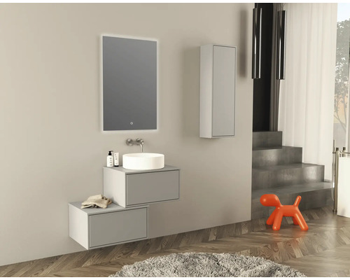 Modernes Badezimmer mit Spiegel, Waschbecken, Unterschrank und Hochschrank.