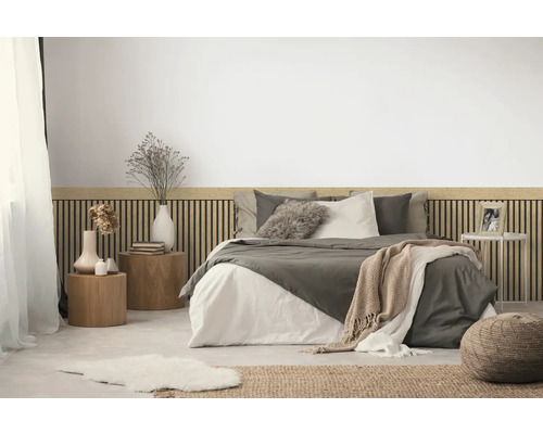 Schlafzimmer mit Bett, Nachttischen, Dekoration und Wandpaneelen