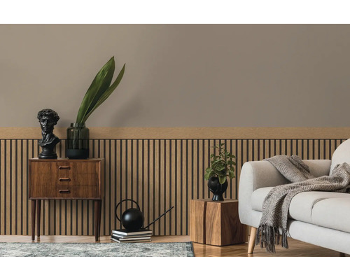 Wohnzimmer mit Holzvertäfelung, Kommode und Sofa für eine gemütliche Atmosphäre