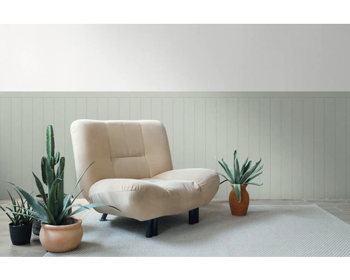 Beige Sessel mit Pflanzen und Teppich vor einer Wand mit Holzvertäfelung