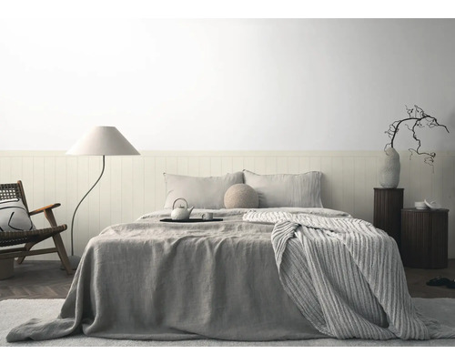 Schlafzimmer mit Bett, Nachttischen, Stehlampe und Stuhl