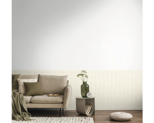 Wohnzimmer mit Sofa, Beistelltisch und Wandpaneelen im Landhausstil