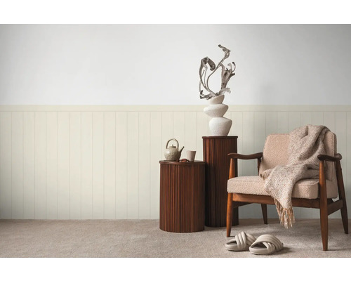 Wohnzimmer mit Holzvertäfelung, Sessel, Beistelltischen und Dekoration