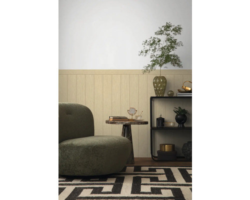 Wohnzimmer mit Sessel, Tisch und dekorierten Oberflächen