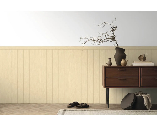 Wandpaneele im Wohnzimmer mit Kommode, Dekoration und Accessoires