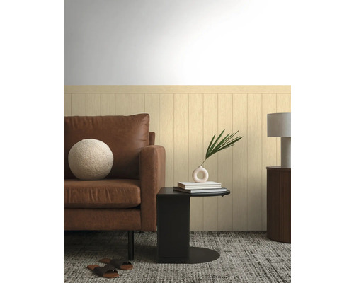 Wohnzimmer-Szene mit braunem Ledersofa, Beistelltisch und dekorativen Elementen