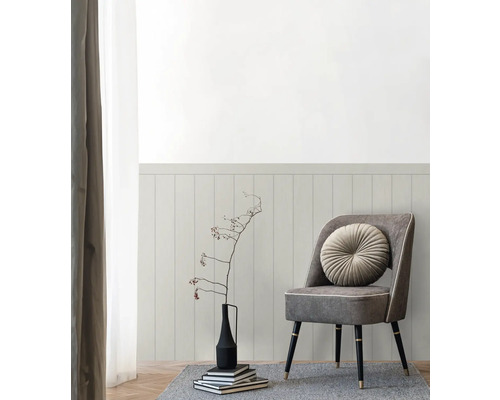 Wohnszene mit Stuhl, Dekoration und Wandpaneelen