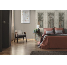 Helles Schlafzimmer mit Bett, Sessel und dekorativer Wandtapete mit Waldmotiven für eine freundliche Atmosphäre.