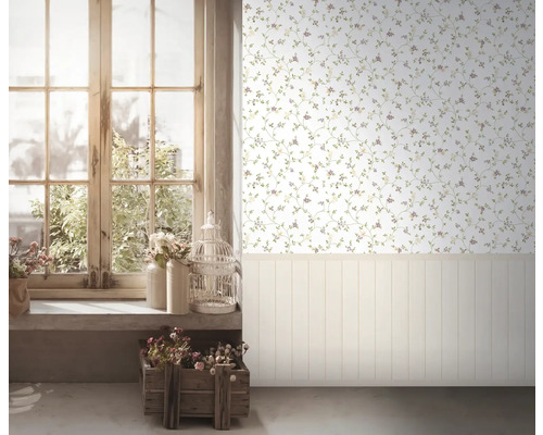 Heller Raum mit floraler Tapete und Holzpaneelen