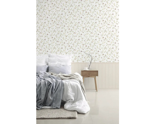 Schlafzimmer mit Blumentapete, Bett und Nachttisch.