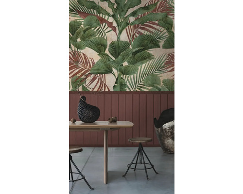 Raum mit Fototapete mit Pflanzenmotiven, Holztisch und Metallhocker