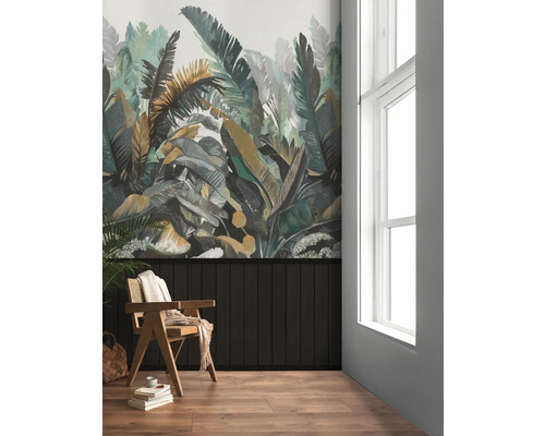 Wohnraum mit gemusterter Tapete, Holzvertäfelung, Holzstuhl und Fenster