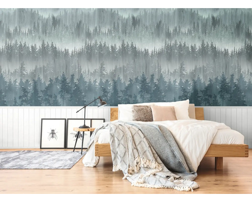 Schlafzimmer mit Waldtapete, Bett und Nachttisch